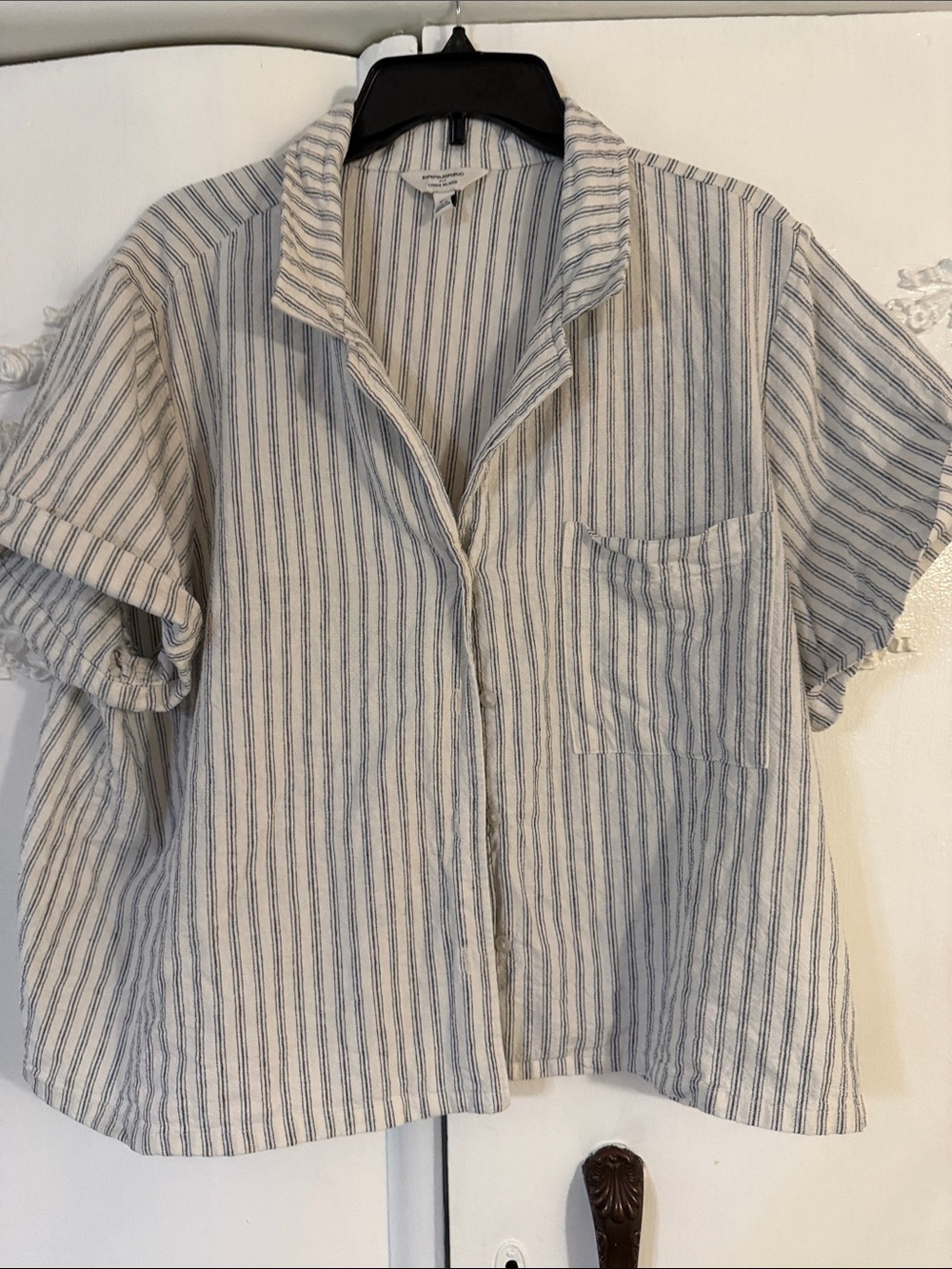 Banana Republic Cream and Blue Striped Short-Sleeve Crop Length Button-Down